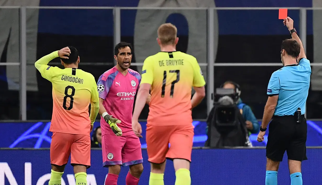 Wasit asal Belarusia Aleksei Kulbakov (kanan) memberikan kartu merah kepada kiper Manchester City Claudio Bravo selama pertandingan melawan Atalanta pada Grup C Liga Champions di stadion San Siro, Milan, Italia (6/11/2019). City bermain imbang 1-1 atas Atalanta. (AFP Photo/Marco Bertorello)