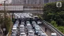 Sejumlah kendaraan terjebak kemacetan panjang di tol yang mengarah ke Bandara Soekarno-Hatta (Soetta), Tangerang, Banten, Selasa (10/11/2020). Kemacetan terjadi karena adanya penyambutan kepulangan pimipinan Front Pembela Islam (FPI) Rizieq Shihab. (Liputan6.com/Angga Yuniar)