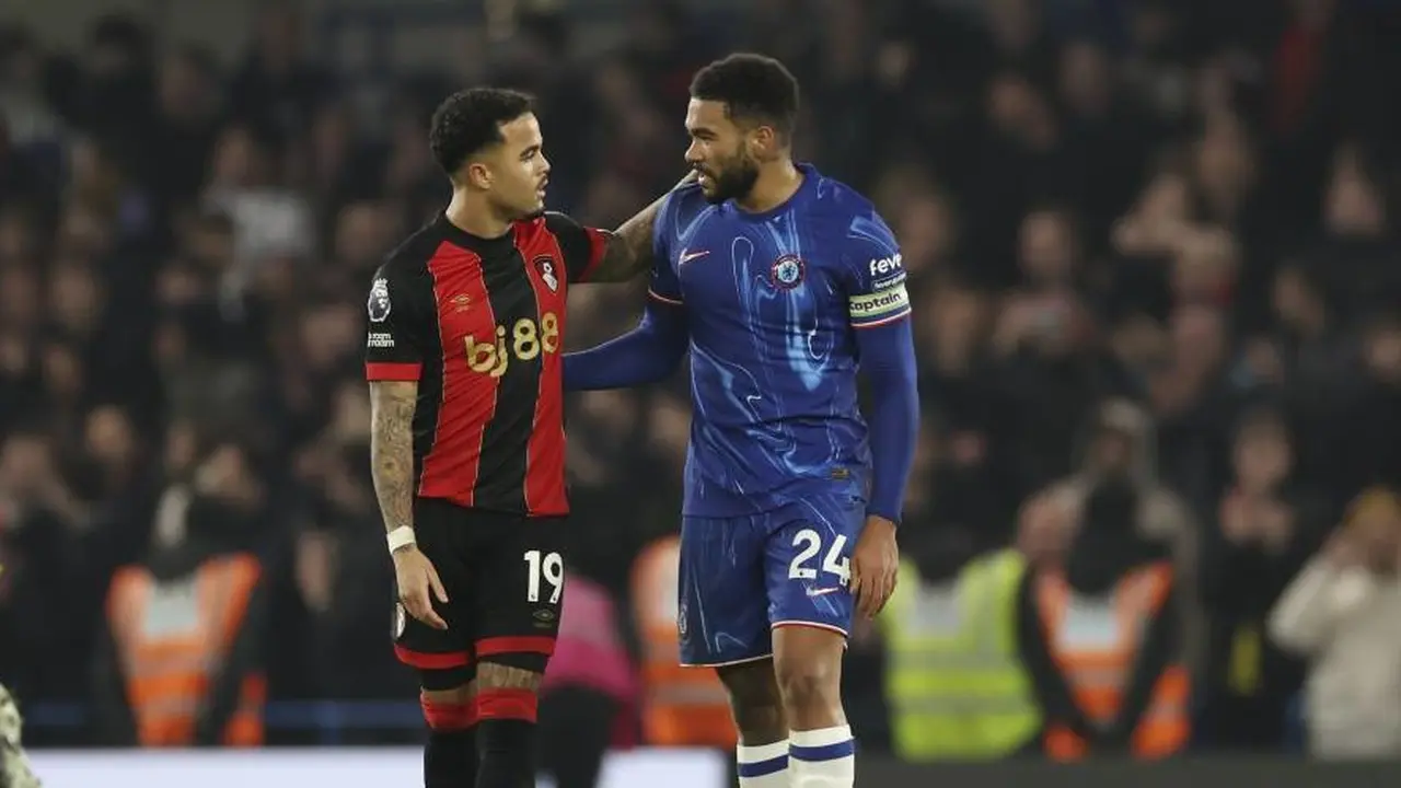 Bek Chelsea Reece James (kanan) berbicara dengan pemain Bournemouth Justin Kluivert, usai laga Premier League di Stamford Bridge, Rabu (15/1/2025). (c) AP Photo/Ian Walton