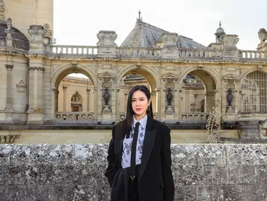 Penampilan Son Ye Jin menghadiri acara France Haute Couture Fashion F/W 2024 Valentino. (Foto: Instagram/ lofficielsingapore)