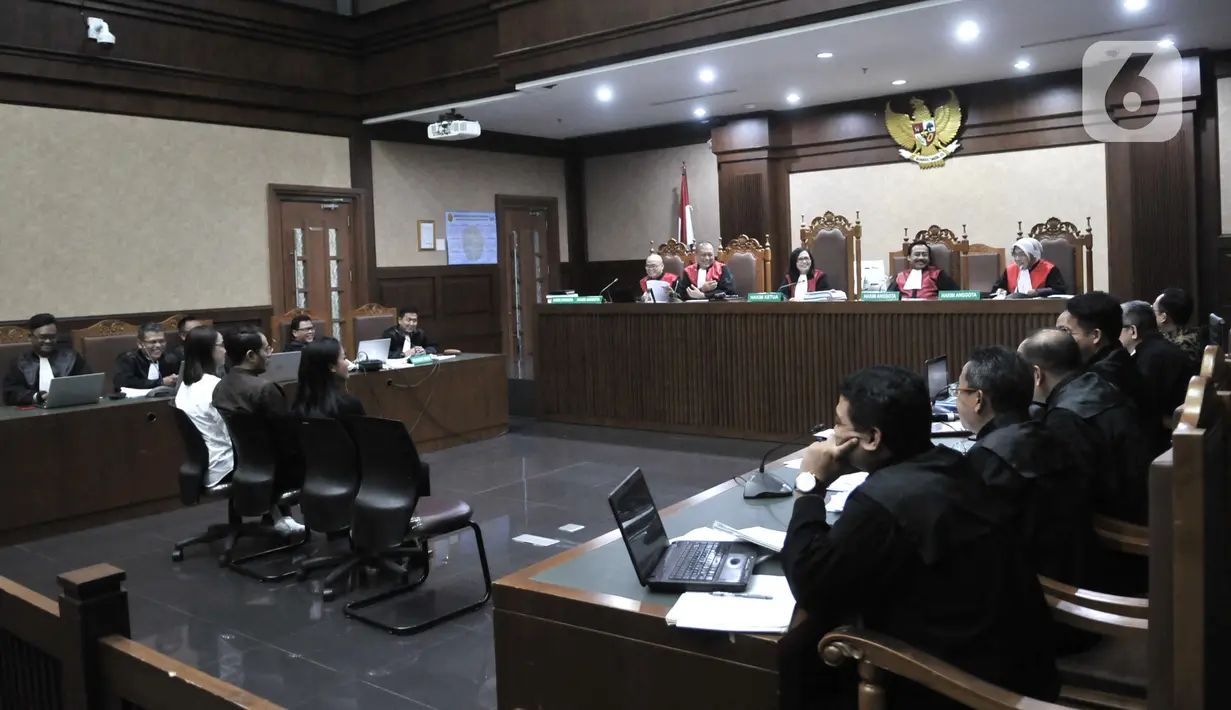 Suasana sidang lanjutan kasus korupsi pengadaan alat kesehatan dengan terdakwa Tubagus Chaeri Wardana di Pengadilan Tipikor, Jakarta, Senin (9/3/2020). Artis Aima Diaz menjadi saksi bersama Laura Indriani dan Ama Liko Nicolaus. (merdeka.com/Iqbal Nugroho)