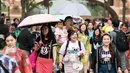 Warga berdatangan ke Shanghai Disney Resort di Shanghai, Tiongkok, (16/6). Taman bermain ini dibanjiri pengunjung di hari pertama pembukaan. (AFP Photo/Johannes Eisele)