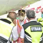 Menhub Budi Karya Sumadi meninjau pelaksanaan inspeksi keselamatan atau ramp check pesawat, yang dilakukan secara periodik oleh Ditjen Perhubungan Udara di Bandara Internasional Soekarno-Hatta, Tangerang, Banten, Minggu (17/1/2021).