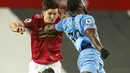 Bek Manchester United, Harry Maguire dan gelandang West Ham, Michail Antonio bersaing berebut bola pada pekan 29 Liga Inggris 2020-2021 di Old Trafford, Senin dinihari WIB (15/3/2021). Manchester United atau MU berhasil mencuri poin penuh usai kalahkan West Ham 1-0. (AP Photo/Clive Brunskill,Pool)