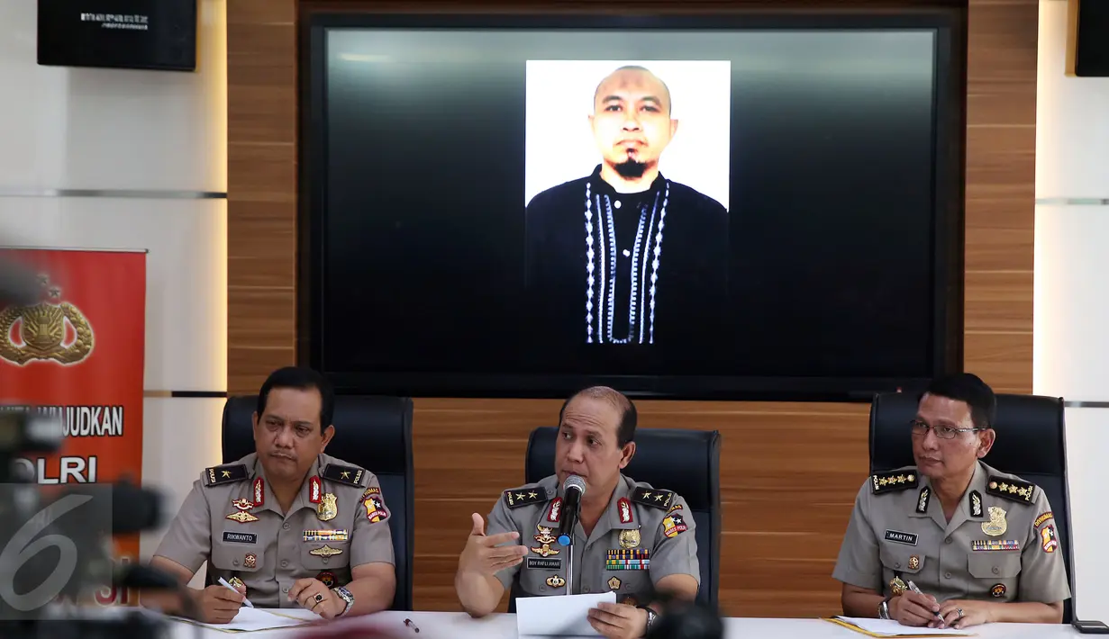 Kadiv Humas Polri Irjen Boy Rafli Amar (tengah) menggelar konferensi pers terkait bom Bandung, di Divhumas Polri, Jakarta, Selasa (28/2). Pelaku teror, Yayat Cahdiyat, merupakan residivis kasus terorisme yang bebas pada 2014. (Liputan6.com/Johan Tallo)