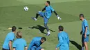 Kiper Real Madrid, Keylor Navas,mengontrol bola saat mengikuti sesi latihan jelang laga Liga Champions di Madrid, Selasa (12/9/2017). Real Madrid akan berhadapan dengan  Apoel FC. (AP/Paul White)