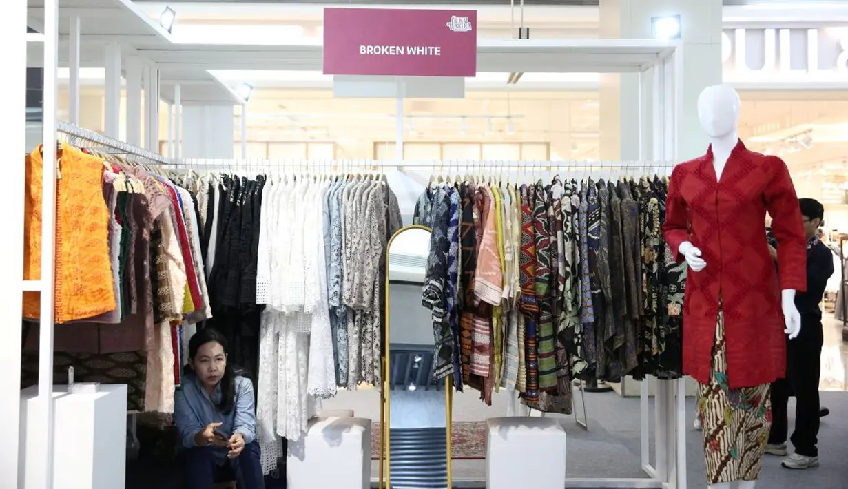 Broken White merayakan kekayaan kain nusantara melalui koleksi busana wanita elegan dan modern di Parade Wastra Nusantara 2025. Sejak berdiri pada 1999, brand ini konsisten menghadirkan karya berkualitas tinggi yang memadukan kearifan tradisi dengan desain kontemporer relevan bagi perempuan masa kini. (foto/dok: fimela.com)