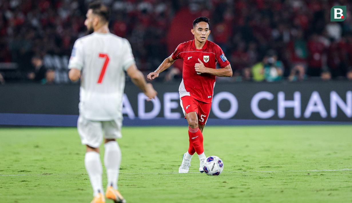 <p>Pemain Timnas Indonesia, Rizky Ridho menggiring bola saat laga lanjutan putaran ketiga Kualifikasi Piala Dunia 2026 melawan Bahrain di Stadion Utama Gelora Bung Karno (SUGBK), Senayan, Jakarta, Selasa (25/03/2025). (Bola.com/Bagaskara Lazuardi)</p>