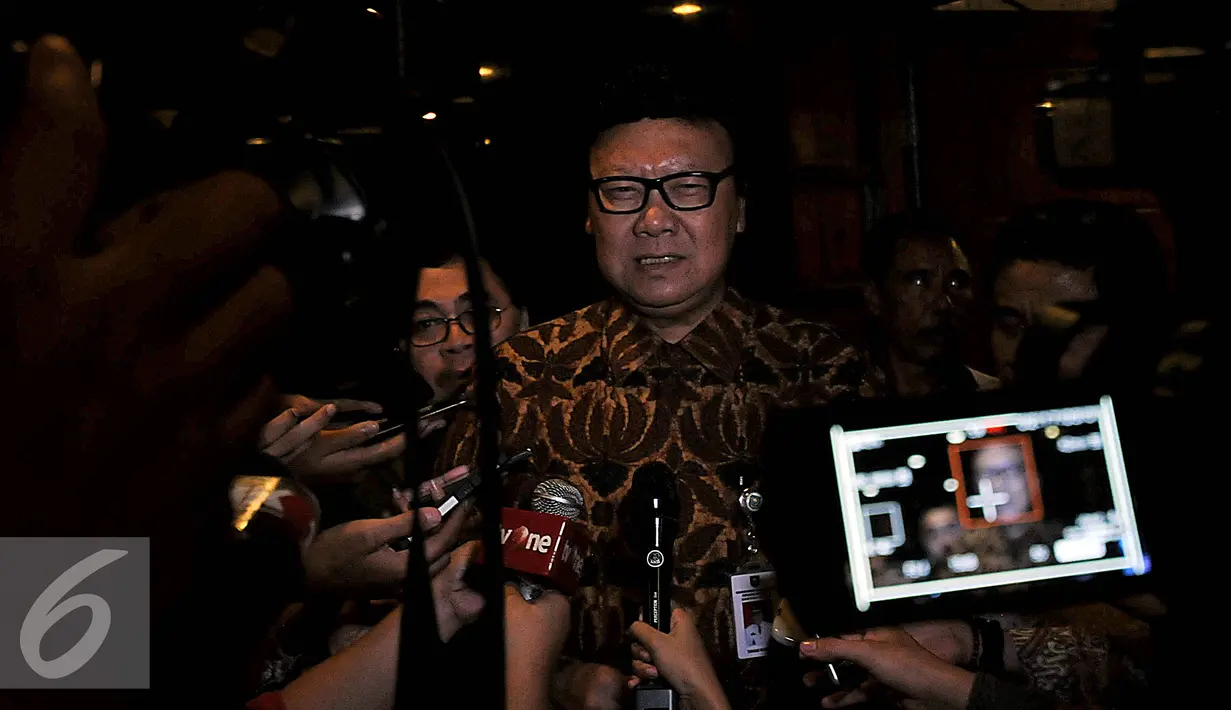 Menteri Dalam Negri Tjahjo Kumolo memberikan keterangan pers usai melakukan RDP dengan Komisi II DPR RI, di Kompleks Parlemen, Jakarta, Senin (18/1/2015). Rapat membahas Evaluasi Pilkada Serentak, Perubahan UU Politik. (Liputan6.com/Johan Tallo)