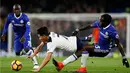 Pemain Chelsea, Victor Moses, melanggar pemain Tottenham Hotspur, Son Heung-Min, pada laga pekan ke-13 Premier League di Stadion Stamford Bridge, Sabtu (26/11/2016). Victor Moses sumbang satu gol dalam partai tersebut. (Reuters/Stefan Wermuth)