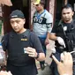 Petugas menunjukkan barang bukti dalam penggerebekan Kampung Boncos, Kota Bambu Selatan, Palmerah Jakarta Barat, Rabu (7/2). Pengerebekan dilakukan di dua rumah berbeda. (Liputan6.com/ Ady Anugrahadi)