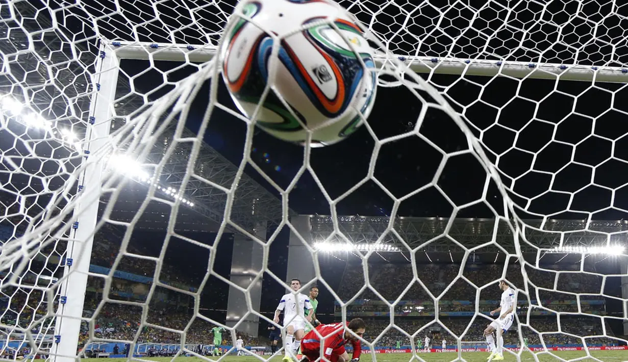 Penjaga gawang Bosnia, Asmir Begovic (tengah), tidak mampu mengantisipasi sepakan pemain depan Ghana, Peter Odemwingie, di laga penyisihan Piala Dunia 2014 Grup F di Stadion Pantanal, Cuiaba, Brasil, (22/6/2014). (REUTERS/Michael Dalder)