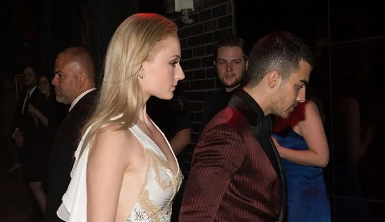 Setahun menjalin kasih sebagai sepasang kekasih, Joe Jonas dan Sophie Turner nampaknya semakin serius dalam menjalin hubungannya. Keduanya kini sudah resmi bertunangan, terlihat di akun Instagram mereka. (AFP/Daniel Zuchnik)
