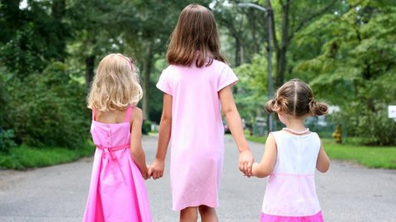 Sejak kapan anak perempuan memakai warna pink?