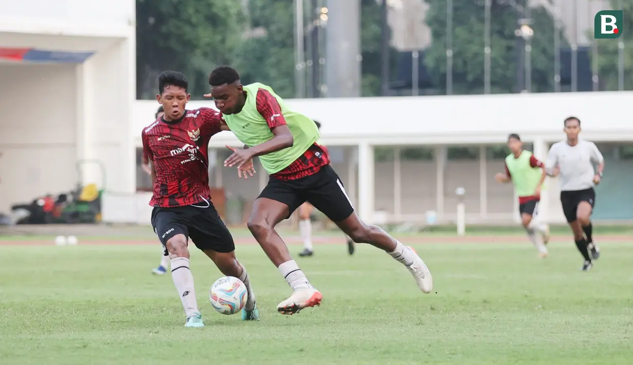 <p>Pemain Timnas Indonesia U-19, Camara Ousmane Maket (kanan) saat menjalani gim internal dalam rangkaian pemusatan latihan Timnas Indonesia U-19 di Stadion Madya, Senayan, Jakarta, Senin (1/7/2024) sebagai persiapan menghadapi ajang Piala AFF U-19 2024 yang akan berlangsung pada 17 hingga 29 Juli 2024. (Bola.com/M Iqbal Ichsan)</p>