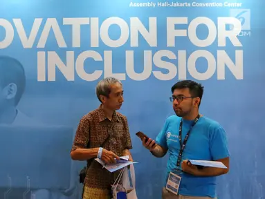 Marketing menawarkan produk pada Indonesia Fintech Summit and Expo (IFSE) 2019 di JCC Jakarta, Senin (23/9/2019). Fintech yang terbuka untuk umum ini digelar pada 23-24 September 2019 yang diikuti lebih dari 100 perusahaan fintech. (Liputan6.com/Fery Pradolo)