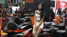 SPG duduk di sepeda motor KTM selama pameran Pameran Indonesia Motorcycle Show (IMOS) 2018 di JCC, Jakarta, Kamis (1/10). IMOS 2018  berlangsung pada 31 Oktober-4 November 2018. (Liputan6.com/Angga Yuniar)