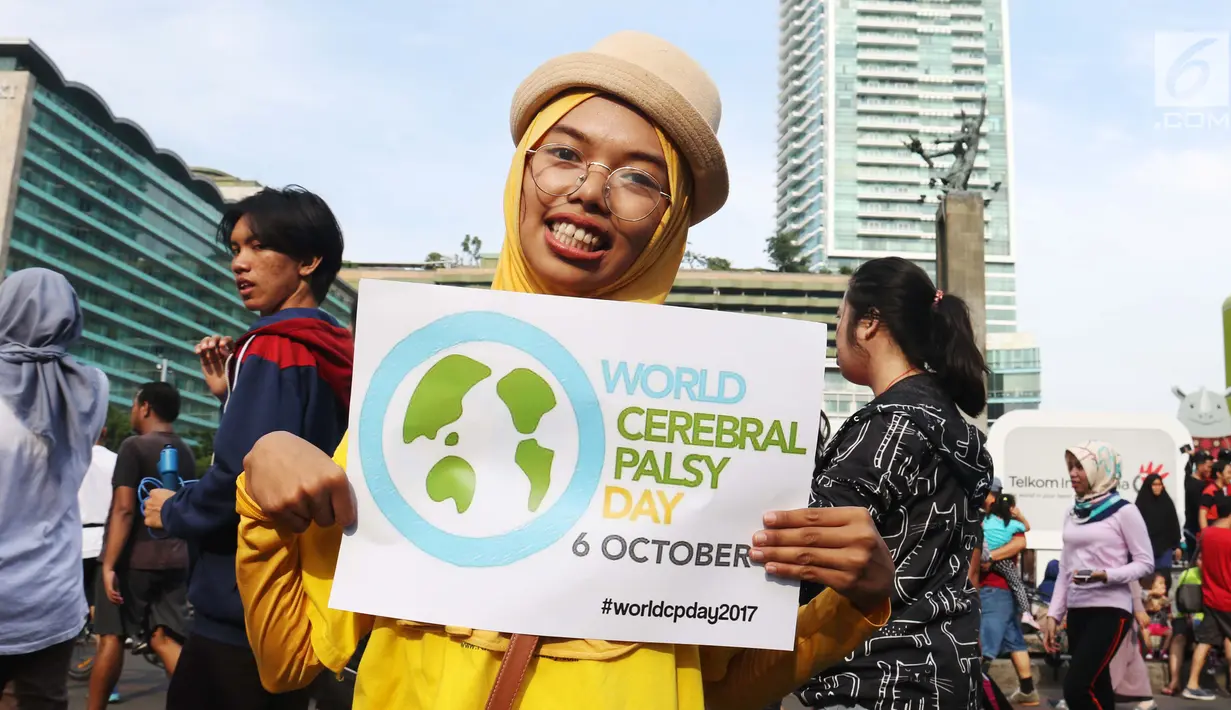 Relawan disabilitas membawa poster Peringatan Hari Cerebral Palsy Sedunia di area Car Free Day, Bundaran HI, Jakarta, Minggu (8/10). Kegiatan itu memperingati Hari Cerebral Palsy Sedunia yang jatuh pada tanggal 6 Oktober. (Liputan6.com/Angga Yuniar)