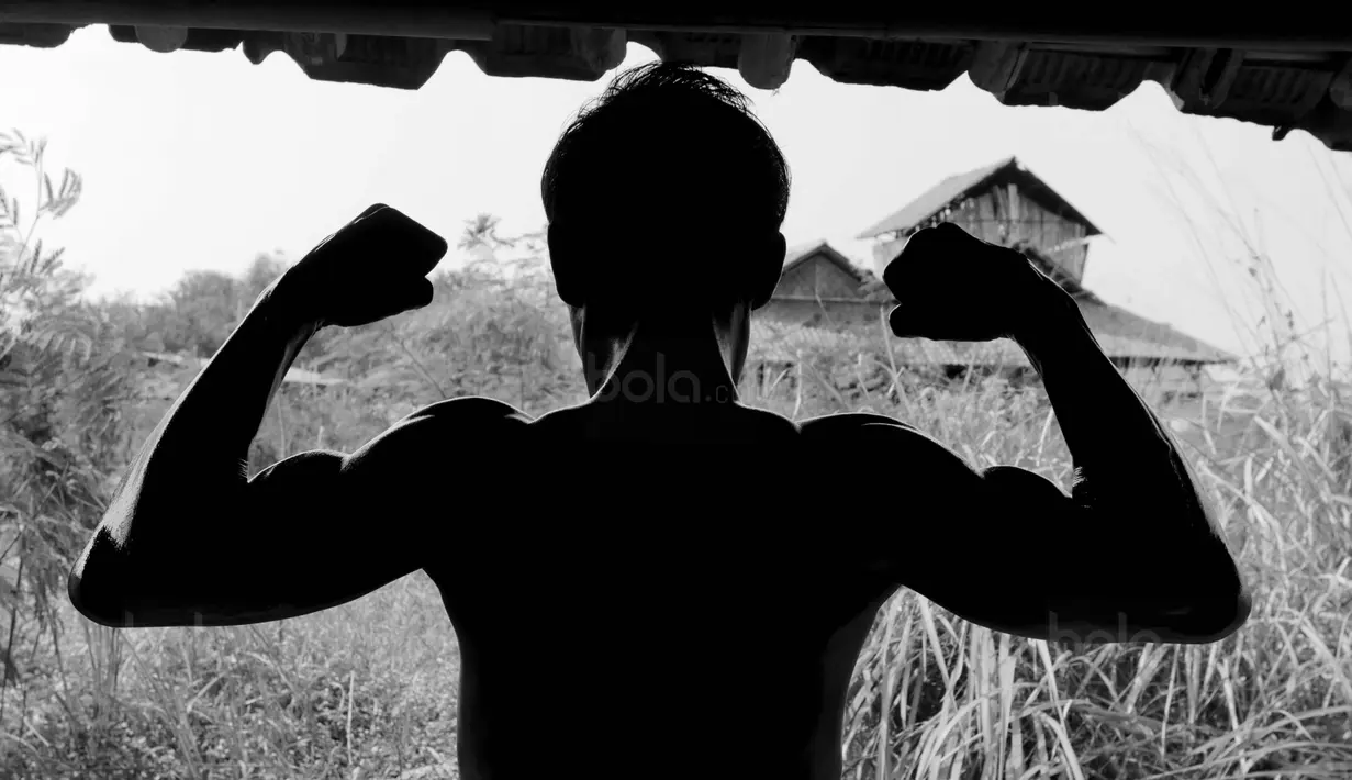 Peserta menunjukan kekuatan ototnya sebelum mengikuti kontes binaraga di Desa Jatiwangi, Majalengka, Jawa Barat, (11/8/2017). Kontes yang digelar setiap tahun ini merupakan bagian dari perayaan HUT kemerdekaan RI. (Bola.com/M iqbal Ichsan)