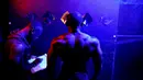 Wes Phills dari Brooklynditimbang sebelum dimulainya kompetisi International Association of Trans Bodybuilders di Atlanta , 6 Oktober 2018. Kompetisi, di tahun kelima, ini telah menarik pesaing dari seluruh negara dan satu dari Rusia. (AP/David Goldman)