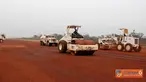 Citizen6, Kongo: Kompi Zeni TNI mengerahkan 10 personel dan alat-alat berat berupa satu unit Vibro Roller, Grader, Dump Truck Tangki Air, Dump Truk Angkut Tanah dan satu unit Beco Loader. (Pengirim: Badarudin Bakri)