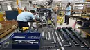 Pekerja merakit bagian mesin Mercedes-Benz GLC di Pabrik Wanaherang, Bogor, Jawa Barat, Selasa (24/5). Produk terbaru di segmen Sport Utility Vehicle (SUV) tersebut dirakit di dalam negeri. (Liputan6.com/Immanuel Antonius)