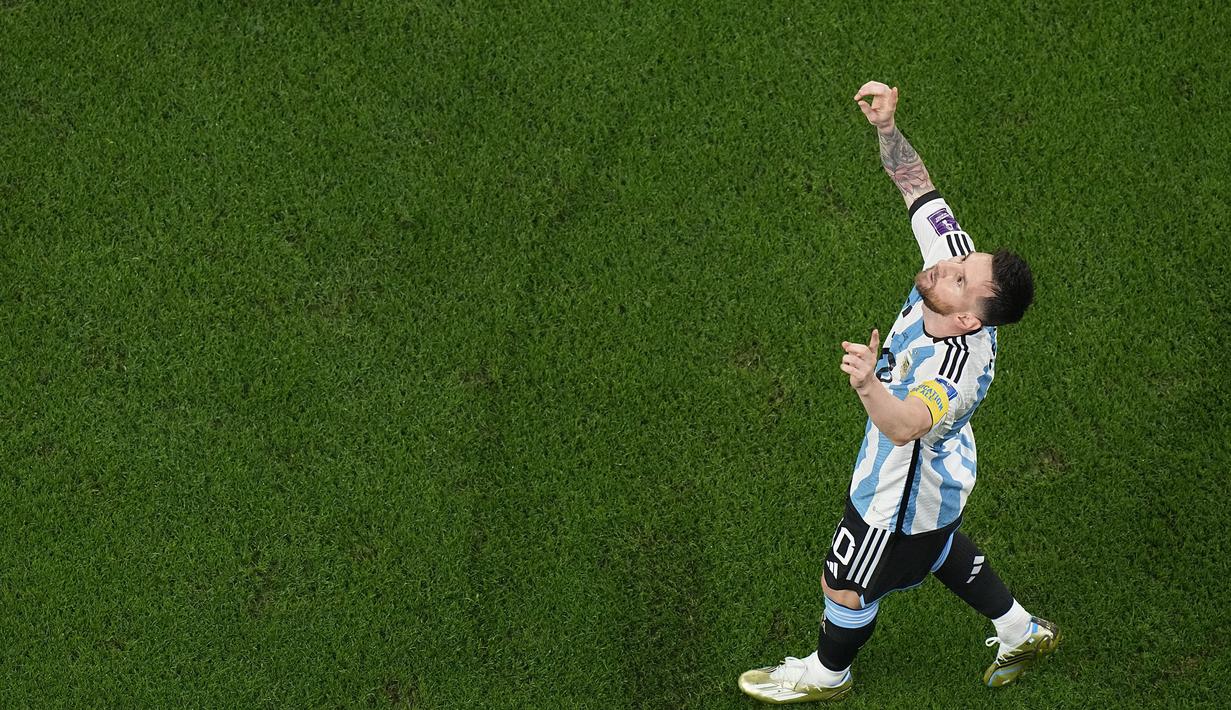 Satu gol Lionel Messi ke gawang Australia juga membuatnya menyamai rekor Cristiano Ronaldo. Ia kini juga berhasil membuat 22 gol di turnamen besar antarnegara, yaitu 9 gol di Piala Dunia dan 13 gol di Copa Amerika. Sementara Ronaldo sukses mencetak 8 gol di Piala Dunia dan 14 gol di Piala Eropa. (AP/Pavel Golovkin)