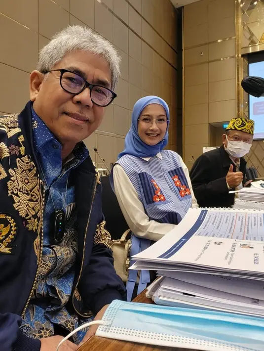 Penampilan ibu satu anak tersebut kerap menuai pujian warganet. Desy Ratnasari rupanya sering memilih warna baju kalem saat sedang bekerja. Pesinetron cantik ini juga memilih warna hijab yang senada dengan pakaiannya.(Liputan6.com/IG/@desyratnasariterdepan)