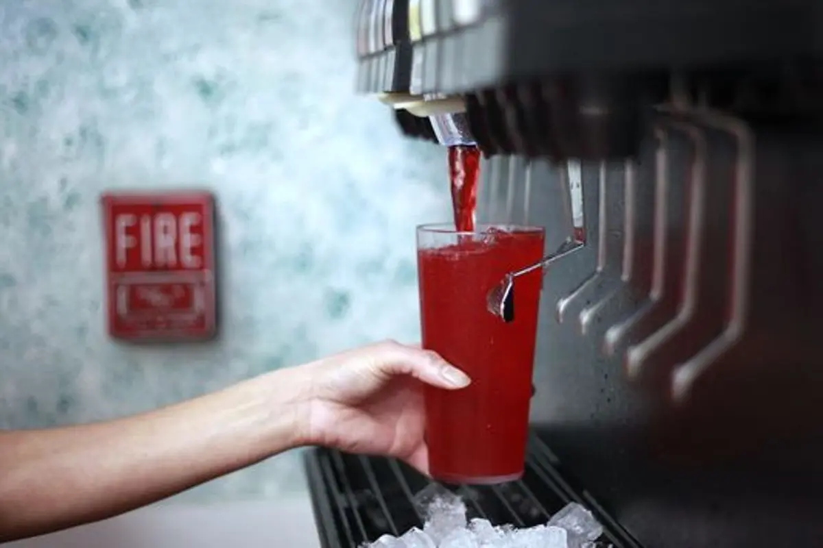 Butuh Minum Banyak Setelah Makan? Di 8 Resto Ini Bisa 'Refill'!
