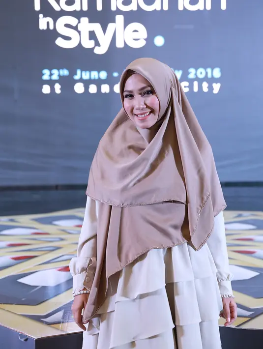 Kini, Puput Melati kembali pada kariernya yang melejitkan namanya dari penyanyi cilik. Penampilan yang kini lebih tertutup dan islami, Puput bersyiar lewat syair yang didendangkan. Ia kembali lewat lagu religi. (Galih W. Satria/Bintang.com)