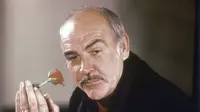 Dalam file foto 23 Januari 1987 ini, aktor Sean Connery memegang sekuntum bunga mawar di tangannya saat dia berbicara tentang film barunya "The Name of the Rose" pada konferensi pers di London. (AP Photo/Gerald Penny, File)