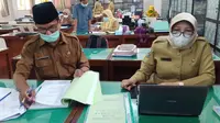 Kepala SMAN 8 Surabaya Mugono dan staf melakukan pengecekan terkait alokasi dana BOS dari Kemendikbud/Istimewa.
