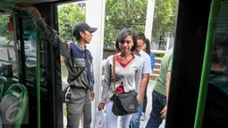 Penumpang saat hendak menaiki bus BKTB tujuan PIK dari Halte Harmoni, Jakarta, Senin (4/1/2016). Mulai hari Senin (4 Januari 2016) tarif BKTB yang semula Rp 6.000 turun menjadi Rp 3.500. (Liputan6.com/Yoppy Renato)