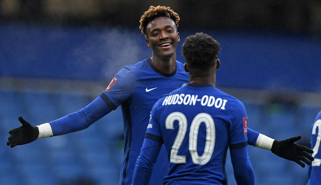 Tammy Abraham. Adalah pemain binaan akademi Chelsea sejak berusia enam tahun. Sempat tampil gemilang pada musim 2019/2020 lalu, dirinya kembali tampil buruk musim ini. Ia tidak termasuk dalam daftra 23 pemain yang disertakan dalam final Liga Champions lalu. (AFP/Daniel Leal-Olivas)