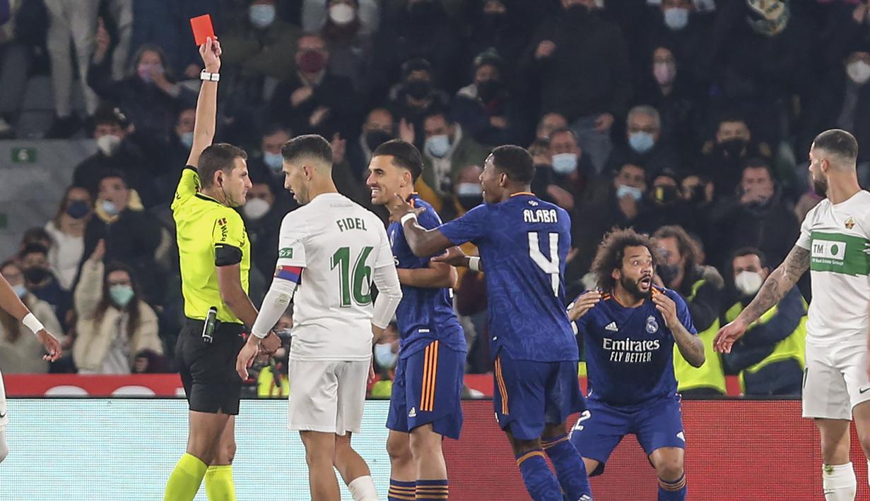 Pada menit ke-102, Real Madrid harus kehilangan Marcelo yang diganjar kartu merah usai menghentikan laju Tete Morente yang berpeluang mencetak gol. (AP/Alberto Saiz)