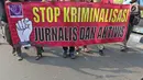 Sejumlah Jurnalis yang tergabung dalam Aliansi Jurnalis Independen (AJI) membentangkan spanduk dan poster saat menggelar aksi menuntut pencabutan status tersangka Dandhy Dwi Laksono pada Car Free Day di Kawasan Bundaran HI, Jakarta, Minggu (29/9/2019).