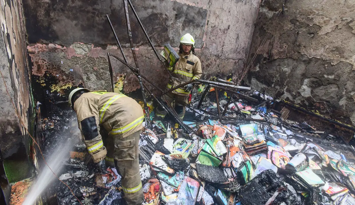 Petugas pemadam kebakaran melakukan pendinginan ruang gudang yang terbakar di SDN Srengseng sawah 04, Jakarta Selatan, kamis, 06 Agustus 2026. (KLY/ Arie Basuki)