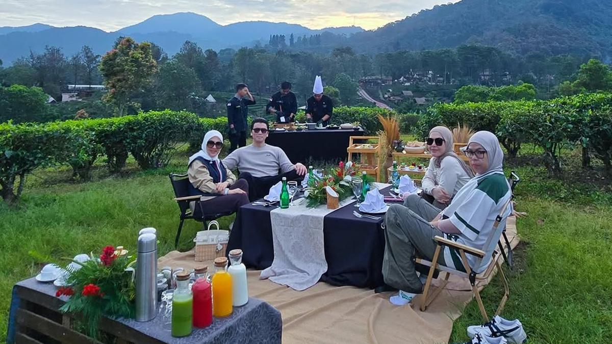 6 Potret Piknik Mewah Syahrini dan Reino Barack, Nikmati Sarapan di Kebun Teh