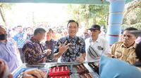 Edhie Baskoro Yudhoyono alias Ibas saat mengunjungi UMKM di Pacitan. (Foto: Istimewa).