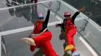 Dua turis berselfie saat mengunjungi wahana platform kaca di Shilin Gorge, Beijing, Cina, (27/5). Platform kaca ini merupakan yang terpanjang di dunia mengalahkan Grand Canyon. (REUTERS/Kim Kyung-Hoon)