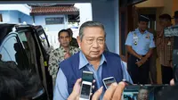 Mantan Presiden SBY didampingi istrinya, Ani Yudhoyono mengunjungi kota kelahirannya Pacitan yang  dilanda bencana banjir, Kamis (30/11).(Liputan6.com/Fajar Abrori)