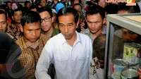 Kepada para pedagang dan pengunjung yang datang, Jokowi minta ditraktir, Blok G Tanah Abang, Senin (14/04/2014) (Liputan6.com/Herman Zakharia).