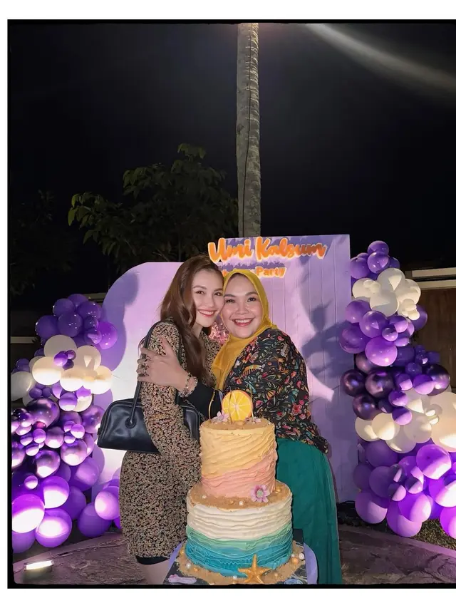 Ulang tahun Umi Kalsum yang ke-53 (Foto: Instagram @ayutingting92)