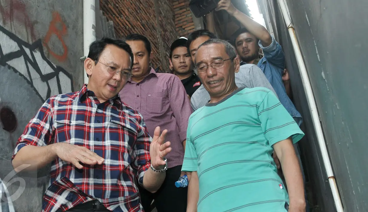 Cagub DKI Basuki Tjahaja Purnama ( Ahok ) berdialog dengan warga saat blusukan ke wilayah Cililitan, Jakarta, Rabu (28/12). Dalam blusukannya tersebut Ahok mencari tahu permasalahan banjir di Cililitan Kecil. (Liputan6.com/Yoppy Renato)
