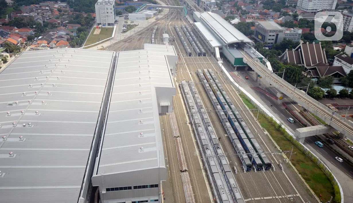 Kereta MRT yang berjajar di Stasiun MRT Lebak Bulus, Jakarta,Kamis (16/04/2020). Untuk mengantisipasi penyebaran virus Corona, PT MRT Jakarta melakukan pembatasan penumpang dalam satu rangkaian kereta hanya 60 orang, Selama penerapan Pembatasan Sosial Berskala Besar (PSBB). (merdeka.com/Dwi Narwoko)