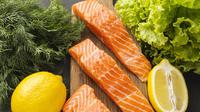 Salmon mengandung kaya omega-3 yang bisa meningkatkan kadar kolesterol baik dalam tubuh. (Foto: Freepik/freepik)