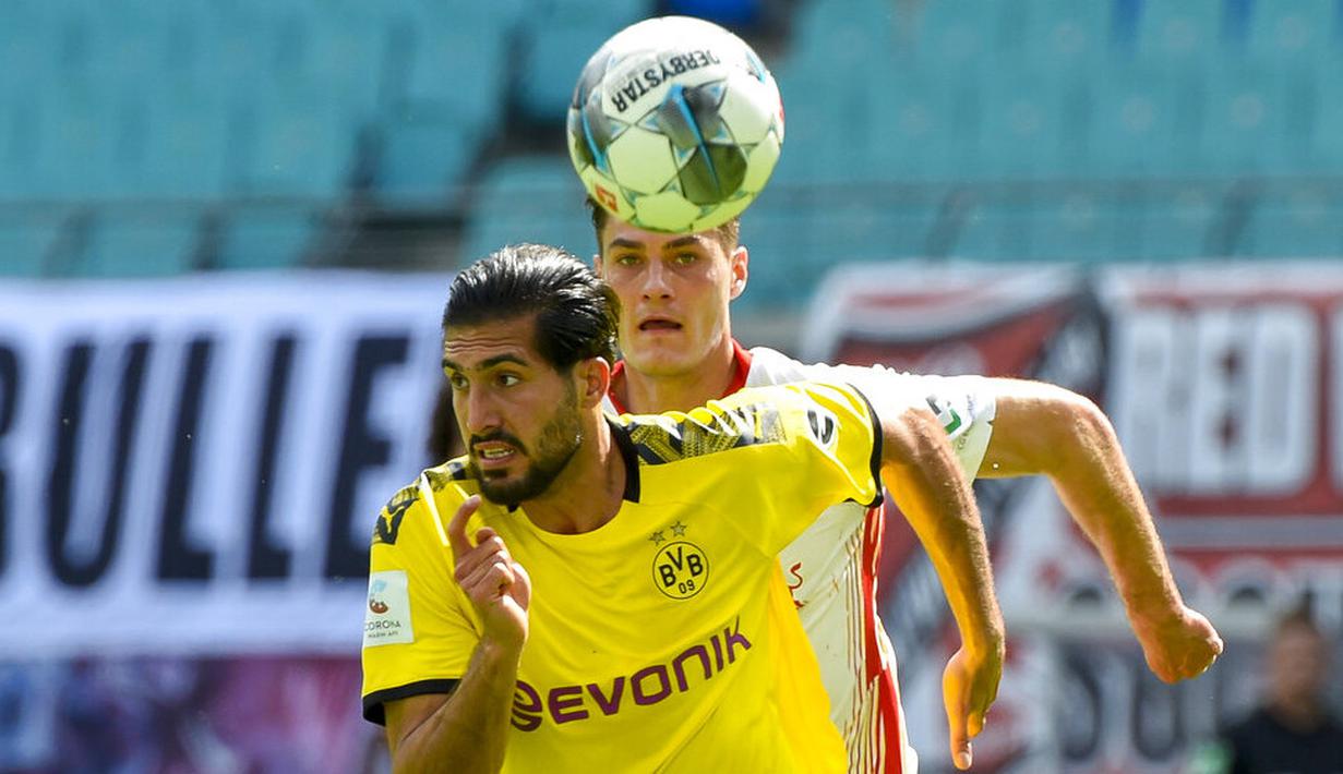 Pemain Borussia Dortmund, Emre Can, berebut bola dengan pemain RB Leipzig, Patrik Schick, pada laga  Bundesliga di Red Bull Arena Sabtu (20/6/2020). RB Leipzig takluk 0-2 dari Borussia Dortmund. (AP/Jens Meyer)