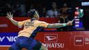 Aksi Alwi Farhan saat melawan wakil India, Ayush Shetty pada babak 32 besar Indonesia Masters 2026 di Istora Senayan, Jakarta, Rabu (21/1/2026). (Bola.com/Abdul Aziz)