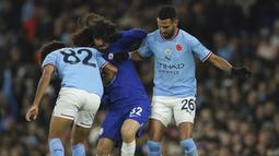 Manchester Biru lebih banyak menurunkan para pemain pelapisnya termasuk Riyad mahrez di lini serang. Skor 0-0 pun bertahan hingga babak pertama usai. (AP/Dave Thompson)