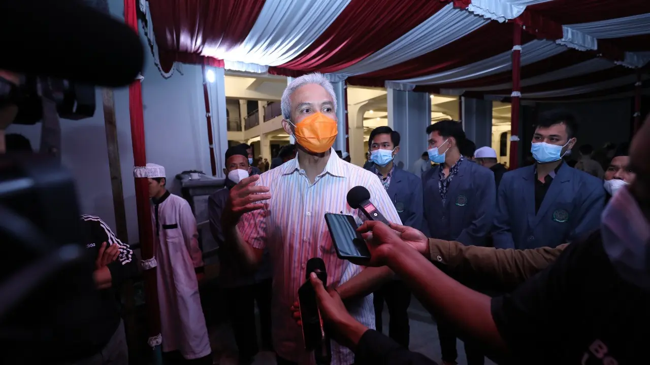 Ganjar Pranowo menggelar doa bersama para santri untuk warga korban Gunung Semeru. (Istimewa)
